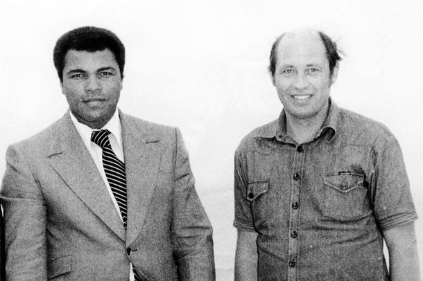 Moj oče je v sedemdesetih in osemdesetih poslovno pogosto potoval v neuvrščeno Libijo. Tam je srečak Muhammada Alija.